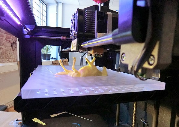 Printer 3D sedang membentuk objek